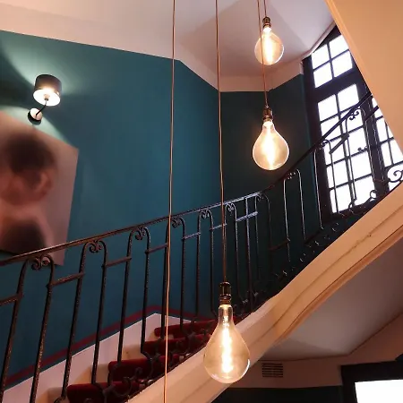 De L'amphitheatre 3*