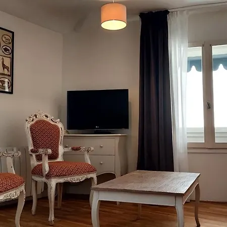 De L'amphitheatre 3*